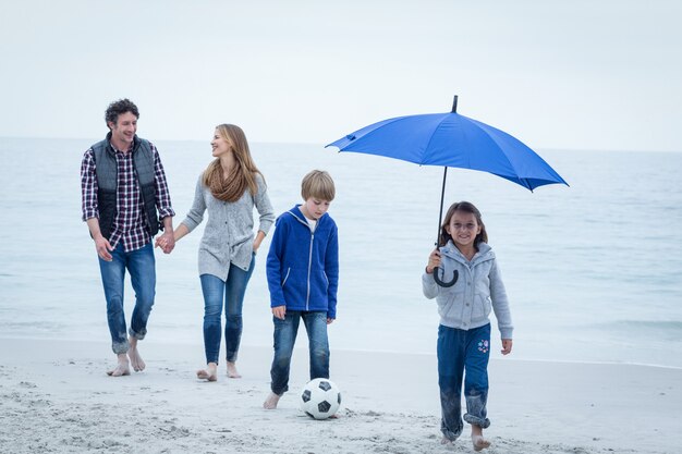 Familie wandelen op zee kust