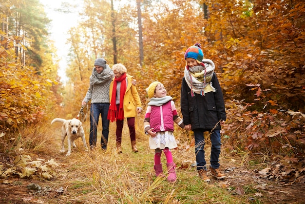 Familie wandeling door bospad