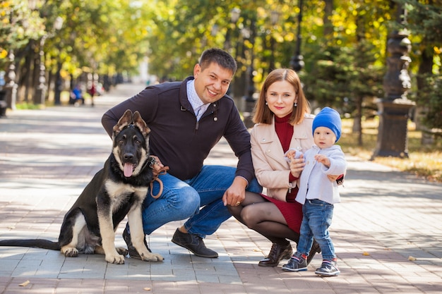 familie weekendtrip met moeder, vader, kind en hond