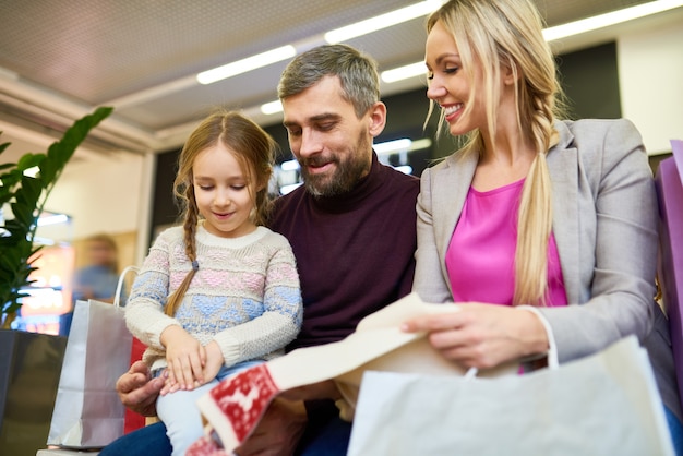 Familie winkelen voor Kerstmis