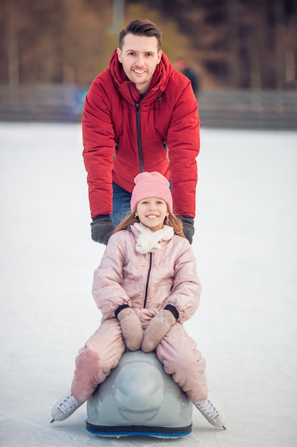 Familie wintersport. vader en dochter op winterdag