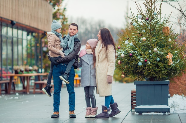 Familie wintersport. Vader en dochter op winterdag