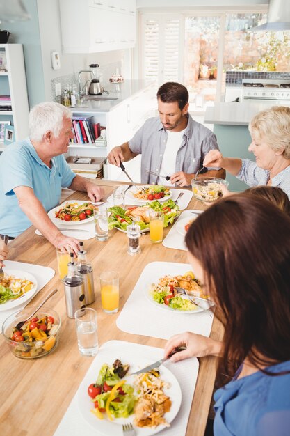 Familie zit aan eettafel