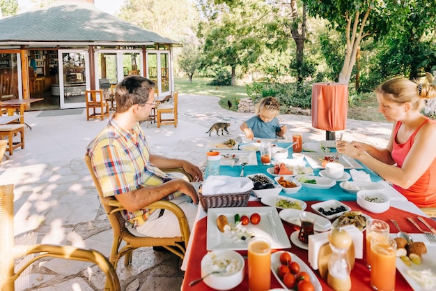 Familie zit aan tafel.