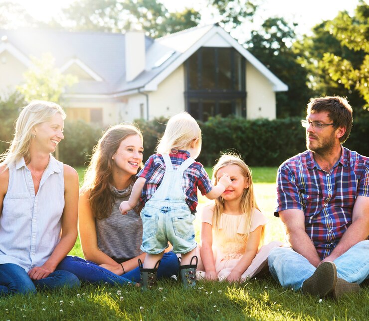 Foto familie zit in een park