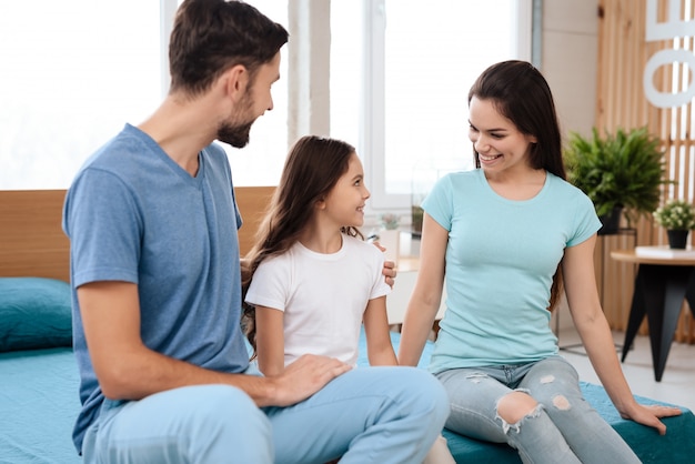 Familie zit op de bank in een meubelzaak.