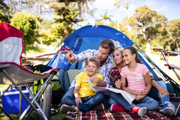 Familie zit tent