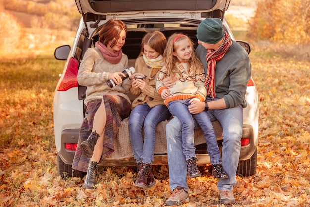 Familie zitten in de kofferbak