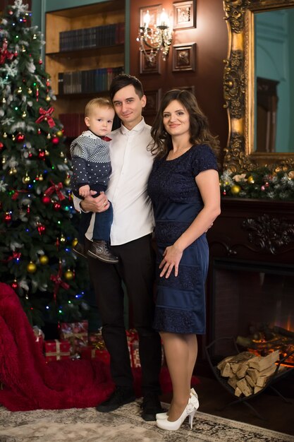 Familie zitten samen in een kerstdecor