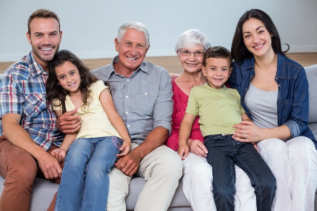 Familie zittend op de Bank