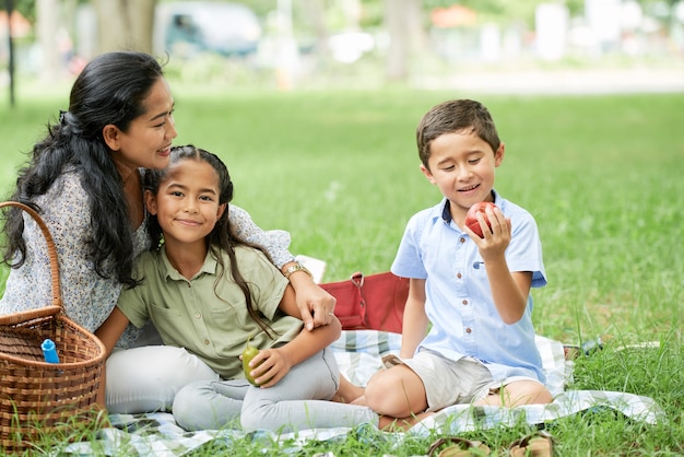 Familie zittend op een picknick