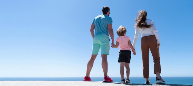 Familie zomer banner met moeder en dochter vader en zoon moeder vader en kind liefde ontspannen samen Banner van familie omarmen op zee strand Zomer familie vakantie horizontale banner