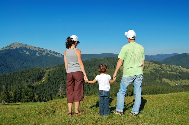 Familie zomervakantie in de bergen