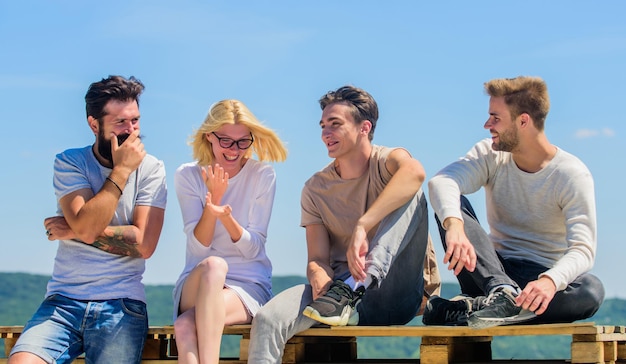 Familiebanden diverse jonge mensen die samen praten groep van vier mensen geweldig geschikt voor vrije dag gelukkige mannen en meisje ontspannen Groep mensen in vrijetijdskleding beste vrienden zomervakantie