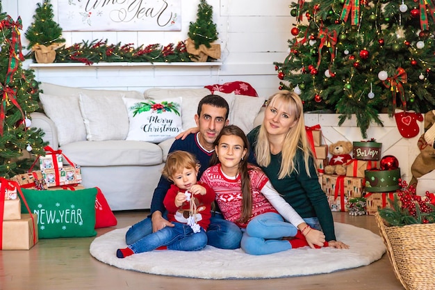 Familiefoto bij de kerstboom Selectieve focus