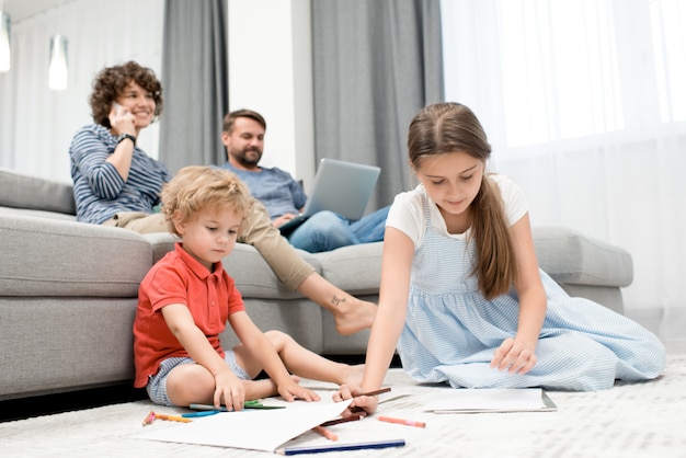 Familieleden die van zondag genieten