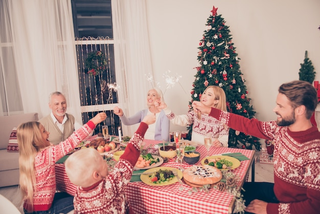 Familieleden genieten samen van het kerstfeest