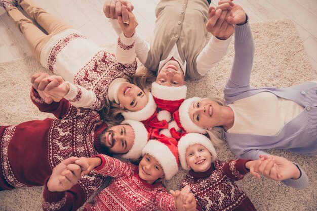 Familieleden genieten samen van het kerstfeest