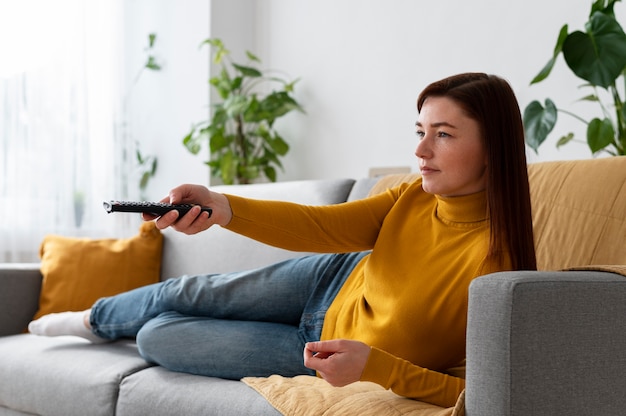 Foto familielid televisie aan het kijken