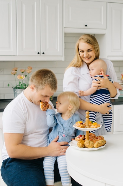 Familieontbijt met kinderen in de keuken