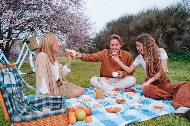 Familiepicknick die Moederdag met hun zoon en dochter viert