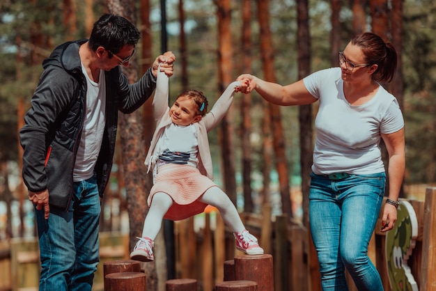 Familieplezier in het park. Gelukkige familie tijd doorbrengen in het park en spelen met hun dochter.