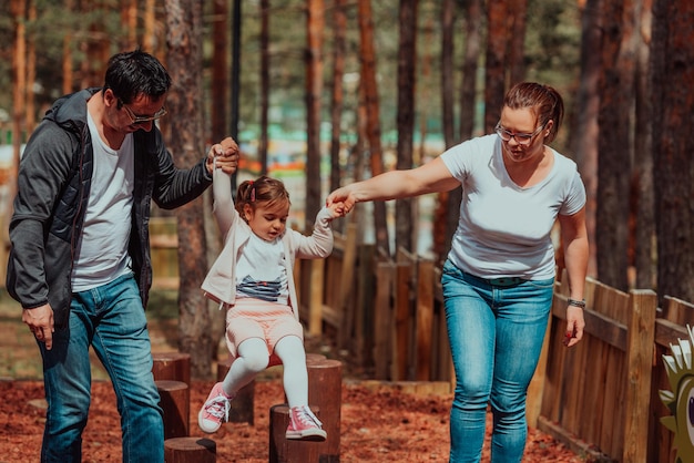 Familieplezier in het park. Gelukkige familie tijd doorbrengen in het park en spelen met hun dochter.