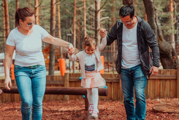 Familieplezier in het park. Gelukkige familie tijd doorbrengen in het park en spelen met hun dochter.