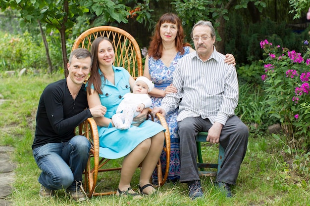 Familieportret in de tuin Oma opa mama papa en baby