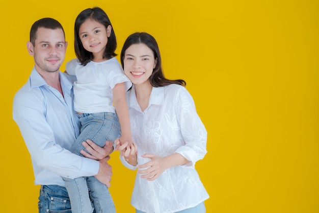 Familieportret vader staande met zijn schattige dochter