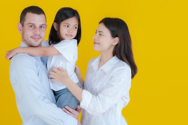 Familieportret vader staande met zijn schattige dochter