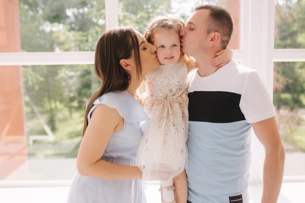 Familieportret voor groot raam