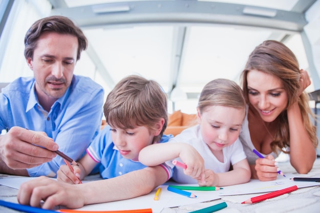 Familietekening op de grond liggen kinderen met hun ouders samen