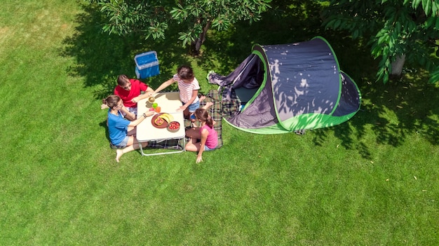 Familievakantie in de luchtfoto bovenaanzicht van de camping