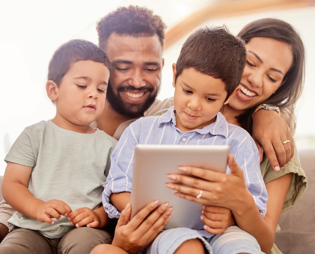 Familieverbindende kinderen en tabletkinderspel van ouders en kinderen samen op een educatieve app Gelukkige mensen op digitale games internet en online video kijken op een huisbank met technologie