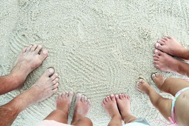 Familievoeten op het zand op het strand