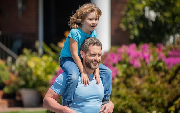 Familiewaarde jeugd en ouderschap ouder houden met klein kind jongen vader met kind