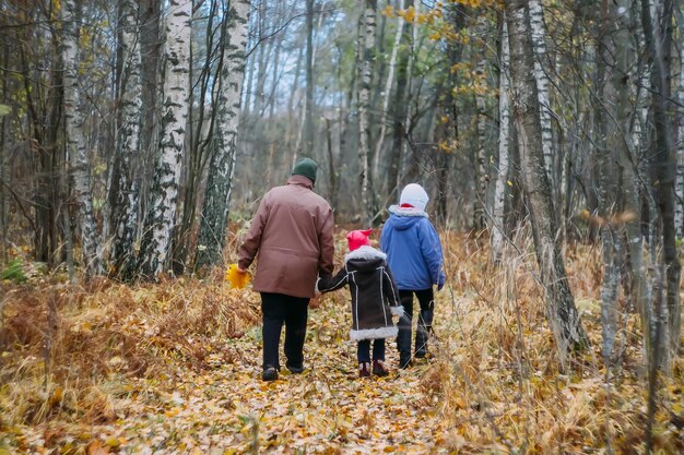 Foto familiewandelingen in het herfstbos