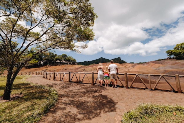 Famiglia sullo sfondo di sette terre colorate a mauritius, riserva naturale, chamarel sands.mauritius island