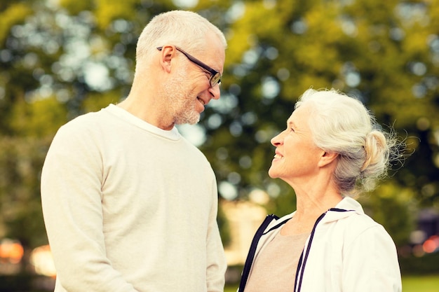 Concetto di famiglia, età, turismo, viaggi e persone - coppia senior nel parco cittadino