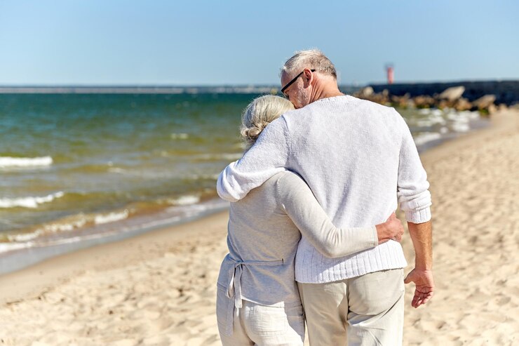 Photo 家族、年齢、旅行、観光、人のコンセプト – 夏のビーチで抱き合う幸せな老夫婦の接写