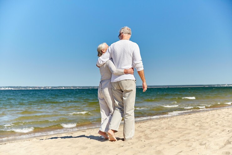 Photo 家族、年齢、旅行、観光、人のコンセプト – 夏のビーチで抱き合う幸せな老夫婦