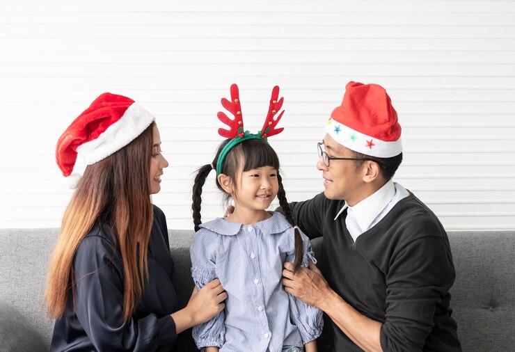 Photo 家族のアジアの母と父娘のお祝いハッピークリスマス一緒に