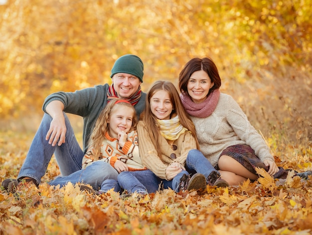 Famiglia nel parco d'autunno