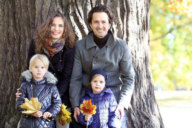 Famiglia nel parco d'autunno