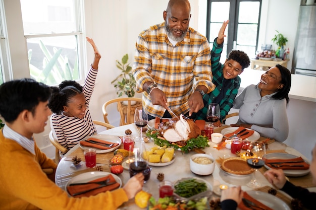 Photo family being ready for their thanksgiving dinner