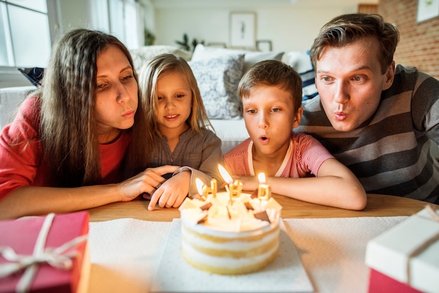 自宅で家族の誕生日パーティー