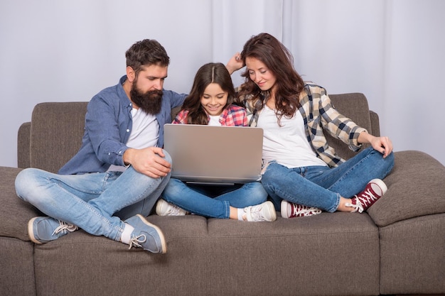 Blog di famiglia genitori felici con bambina studiano online mamma papà e figlia che fanno shopping il cyber lunedì educazione moderna e videochiamata di comunicazione padre madre e figlio usano il laptop