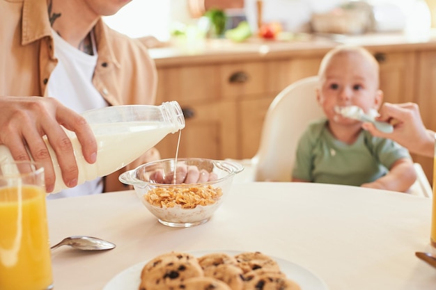 写真 キッチンで家族の朝食のお母さんお父さんと赤ちゃん