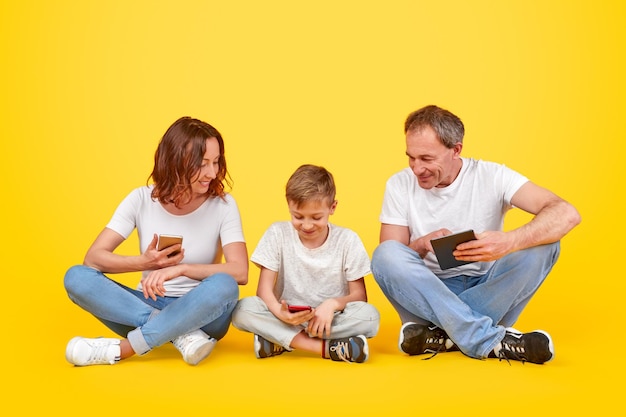 Family browsing gadgets together